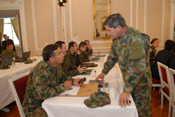 Antes de iniciarse la rendición de cuentas de la Fuerza Pública sobre derechos humanos, el Comandante de las Fuerzas Militares, general Freddy Padilla de León, consulta al Comandante (e) de la Quinta División y Comandante de la Décimo-Tercera Brigada del Ejército, brigadier general Ricardo Hernando Díaz. 