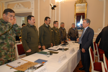 Saludo del Presidente Álvaro Uribe a altos oficiales de la Policía y el Ejército, en la antesala de la rendición de la cuentas de la Fuerza Pública sobre derechos humanos, cumplida este lunes 4 de mayo en la Casa de Nariño. 