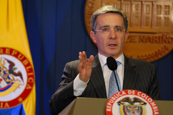 En una declaración este miércoles, desde la Casa de Nariño, el Presidente Álvaro Uribe anunció que el Gobierno continuará "en diálogo presencial, sincero, abierto, constructivo, en busca de la mejor relación institucional con todas las Cortes".