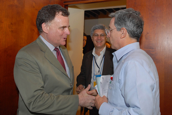 El Presidente de la República, Álvaro Uribe Vélez, saluda a Jordan Ryan, Administrador Adjunto del Programa de las Naciones Unidas para el Desarrollo (Pnud), con quien se entrevistó este miércoles 6 de mayo en la sala VIP del Centro de Convenciones ‘Julio César Turbay Ayala’ de Cartagena.