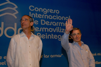 Acompañado de su homólogo de Guatemala, Álvaro Colom, el Presidente Álvaro Uribe Vélez clausuró este miércoles, en Cartagena, el Congreso Internacional de Desarme, Desmovilización y Reintegración (Ciddr). Al evento asistieron unos 1.200 invitados nacionales e internacionales, expertos en estos temas.