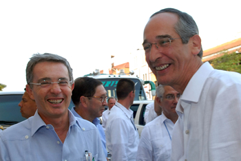 Los presidentes de Colombia, Álvaro Uribe Vélez, y Guatemala, Álvaro Colom, minutos previos al evento de clausura del Congreso Internacional de Desarme, Desmovilización y Reintegración (Ciddr), que reunió, en Cartagena de Indias, a expertos en estos temas, provenientes de diferentes países. 