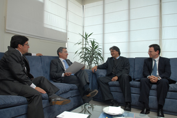 El Presidente Álvaro Uribe y el Vicepresidente Francisco Santos durante la reunión con Christian Salazar Volkman (der.) representante en Colombia de la oficina del Alto Comisionado para los Derechos Humanos. En el encuentro también estuvo presente Jesús Peña, coordinador del Área de Observación de dicha oficina. 