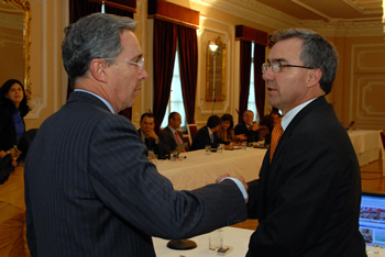 Diálogo del Presidente Álvaro Uribe y el Ministro de la Protección Social, Diego Palacio, antes de iniciarse este martes 12 de mayo, en la Casa de Nariño, un encuentro en el que se evaluaron temas relacionados especialmente con financiación de la salud.