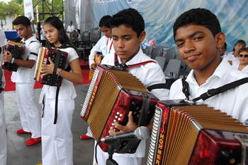 Los niños vallenatos participaron en el homenaje que se le rindió al maestro Rafael Escalona, este viernes 15 de mayo,  en la Plaza  Alfonso López, en Valledupar. Los pequeños interpretaron varias canciones del repertorio de Escalona.