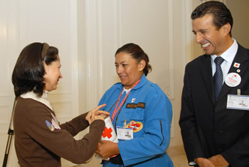 Doña Lina María Moreno de Uribe hace su donación en el Día Internacional de la Cruz Roja, luego de recibir la Banderita. 