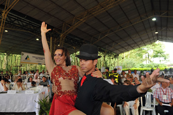 La Directora del grupo de danza moderna del colegio Inem Felipe Pérez,  Miriam Cristancho de Martínez, bailó junto a sus alumnos, en una presentación que dio paso este sábado al inicio del Consejo Comunal de Gobierno en Pereira.
