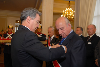 El ex ministro de Justicia, Rómulo González Trujillo, fue una de las personalidades del Huila que recibieron este martes la Orden Nacional al Mérito en el Grado de Gran Cruz, de manos del Presidente Álvaro Uribe Vélez.
