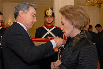 El Presidente de la República, Álvaro Uribe Vélez, condecoró este martes a la ex ministra huilense Olga Duque de Ospina con la Orden Nacional al Mérito en el Grado de Gran Cruz.