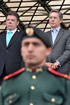 El Presidente de la República, Álvaro Uribe Vélez, y el Ministro de Defensa, Juan Manuel Santos, durante la ceremonia de condecoraciones de integrantes de la Fuerza Pública, realizada este viernes 22 de mayo en la Escuela Militar de Cadetes ‘General José María Córdova’, en Bogotá. 