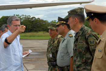 Al llegar este sábado al aeropuerto de Leticia, el Presidente Álvaro Uribe fue recibido por mandos militares y policiales de la ciudad y el departamento del Amazonas. El Mandatario lideró el consejo comunal esta región fronteriza.