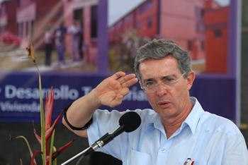 El Presidente Álvaro Uribe anunció este sábado, en Leticia, que el Ministerio de Agricultura emitió una resolución rebajando en 25 pesos el precio que se paga a los productores de leche, con el fin de frenar la sobreproducción del líquido. 