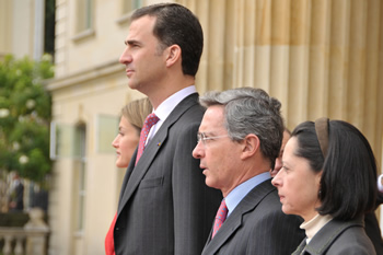 Los Príncipes de Asturias, Felipe de Borbón y Letizia Ortiz, reciben honores al llegar a la Casa de Nariño, donde fueron recibidos por el Presidente de la República, Álvaro Uribe Vélez, y la señora Lina Moreno de Uribe.  