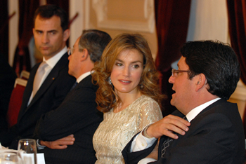 El Príncipe Felipe de Asturias, el Presidente Álvaro Uribe Vélez, la Princesa Letizia Ortiz y el Vicepresidente Francisco Santos durante la cena ofrecida este miércoles en la Casa de Nariño en honor de los ilustres visitantes. 