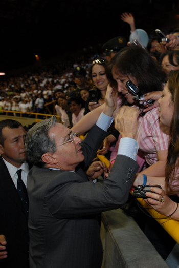 El Presidente Álvaro Uribe Vélez, a su llegada este viernes al Coliseo Cubierto El Salitre, de Bogotá, para participar en la celebración del Día de la Madre Comunitaria. Una vez concluido este evento, el Mandatario se desplazará nuevamente a Medellín, para continuar su agenda junto a los Príncipes de Asturias, Felipe de Borbón y Letizia Ortiz.