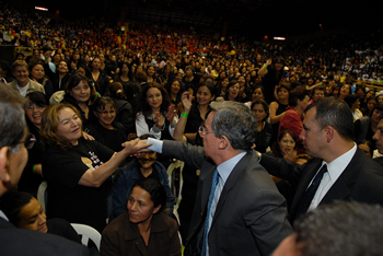 El Presidente Álvaro Uribe Vélez saludó este viernes a las asistentes a la celebración del Día de la Madre Comunitaria, que se llevó a cabo en el Coliseo Cubierto El Salitre, de Bogotá, con la presencia de más de 6 mil mujeres. El Mandatario pidió avanzar en los temas de vivienda y pensiones para las madres comunitarias.