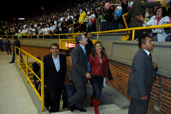 El Presidente de la República, Álvaro Uribe Vélez, estuvo presente en la celebración del Día de la Madre Comunitaria, en el Coliseo Cubierto El Salitre, de Bogotá, en el que se dieron cita más de 6 mil mujeres. El Jefe de Estado, acompañado por el senador Plinio Olano, saludó a varias madres comunitarias de la capital del país.