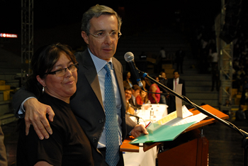 Judith Fuentes, madre comunitaria de la localidad de Engativá, no perdió la oportunidad de estar cerca del Presidente Álvaro Uribe Vélez Uribe para abrazarlo y tomarse una foto. Lo hizo durante la celebración del Día de la Madre Comunitaria, que congregó a más de 6 mil mujeres en el Coliseo Cubierto El Salitre, de Bogotá.