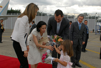 María Salazar Herrera, hija del Alcalde de Medellín, recibió con ramos de flores a doña Lina Moreno de Uribe y a la Princesa Letizia Ortiz, a su arribo al Aeropuerto Enrique Olaya Herrera. Los Príncipes de Asturias participaron este viernes 29 de mayo en la instalación del V Congreso Internacional de Víctimas del Terrorismo, organizado por la Universidad Sergio Arboleda. 