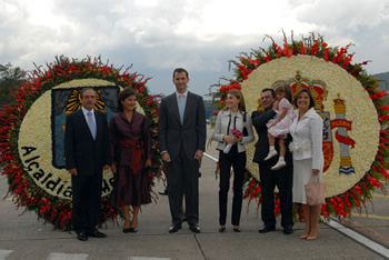 A su llegada a Medellín los Príncipes de Asturias, Felipe de Borbón, y su esposa, Letizia Ortiz, fueron recibidos en el Aeropuerto Enrique Olaya Herrera con muestras de los silleteros antioqueños. En la foto aparecen con el Gobernador de Antioquia, Luis Alfredo Ramos, su esposa, María Eugenia de Ramos; el Alcalde de Medellín, Alonso Salazar, su esposa, Martha Liliana de Salazar, y su hija María Salazar Herrera.