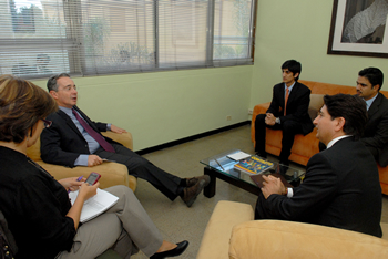 El Presidente Álvaro Uribe Vélez recibió este domingo en audiencia al Embajador de Afganistán en Colombia, Said Tayeb Jalad. La reunión se cumplió en las instalaciones del colegio San Ignacio, de la ciudad de Medellín.