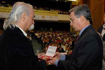 El Gobierno Nacional condecoró con la Orden al Mérito en el grado Cruz de Plata al sindicato de la compañía de Empaques S.A., en sus 55 años. El presidente del sindicato, Germán Restrepo, recibe la condecoración de manos del Presidente Uribe.