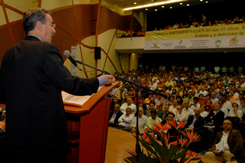 “Le hemos quitado a la dirigencia de los trabajadores un enemigo: el paramilitarismo. Hay un actor menos de los que han tenido el designio criminal de asesinar trabajadores”, señaló el Presidente Álvaro Uribe en la conmemoración de los 55 años de Sintraempaques.