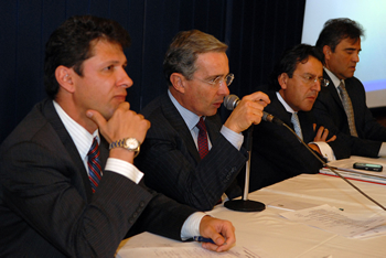 El Presidente de la República, Álvaro Uribe Vélez, lideró este miércoles una reunión sobre la propiedad de tierras costeras y erosión. Al encuentro, realizado en el Salón de Conferencias  de la Casa de Nariño, asistieron el Ministro de Ambiente, Carlos Costa Posada; el Secretario Jurídico de la Presidencia, Edmundo del Castillo; y el Viceministro de Turismo, Óscar Rueda García, entre otros funcionarios del Gobierno Nacional.