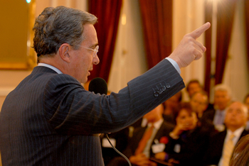 El Presidente Álvaro Uribe Vélez lideró este martes un conversatorio con miembros de las cámaras de comercio europeas del país, reunidas en Eurocámaras. El Mandatario hizo un pormenorizado estudio de los grandes proyectos y obras de infraestructura que adelanta el Gobierno.  