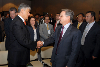 El Presidente Álvaro Uribe Vélez saluda a los dirigentes del sector solidario que se reunieron este martes en el Centro de Convenciones Gonzalo Jiménez de Quesada. Los líderes del sector cooperativo presentaron al Mandatario las principales inquietudes que enfrentan las cooperativas. De igual manera, destacaron el crecimiento que ha mostrado el sector en 2009.