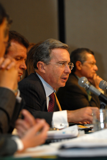 El Presidente de la República, Álvaro Uribe Vélez, lideró la reunión con los representantes del sector solidario, que se desarrolló en el Centro de Convenciones, de Bogotá. El Mandatario destacó el avance que ha mostrado el país en bancarización, encabezado por el programa Banca de las Oportunidades.