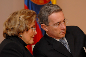 El Presidente de la República, Álvaro Uribe Vélez, dialoga con doña Nydia Quintero de Balcázar, Presidenta de la Fundación Solidaridad por Colombia, durante la conmemoración del ‘Día del soldado y policía herido en combate’, que tuvo lugar este miércoles en la Casa de Nariño. 