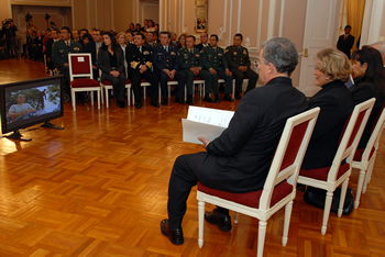 El testimonio de un efectivo de las Fuerzas Armadas herido en cumplimiento de su deber fue escuchado este miércoles por el Presidente Álvaro Uribe Vélez, doña Nydia Quintero de Balcázar; la Directora de la Corporación Matamoros, María Teresa Hoyos, y oficiales de las Fuerzas Militares, durante la conmemoración del ‘Día del soldado y policía herido en combate’. 