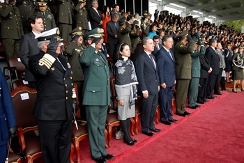 El Presidente Álvaro Uribe entona el Himno Nacional durante la  celebración de los 118 años de la Policía'. Lo acompañan el Jefe de Estado Mayor Conjunto de las Fuerzas Militares, almirante David René Moreno; el Comandante de las Fuerzas Militares, general Freddy Padilla de León; la señora Lina Moreno de Uribe, el Ministro de Defensa, Gabriel Silva; el Director de la Policía Nacional, general Óscar Naranjo, y el Comandante del Ejército, general Óscar González.