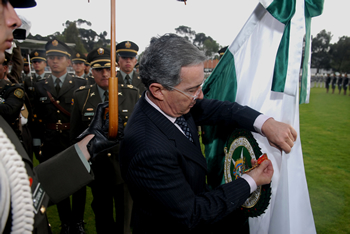 El Presidente Álvaro Uribe otorga la Cruz al Mérito Policial a las especialidades de la Policía Nacional, durante la ceremonia de los 118 años de la institución y ascenso de 287 oficiales, que se llevó a cabo este jueves en la Escuela de Cadetes 'General Francisco de Paula Santander', en Bogotá.