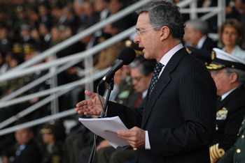 “El crimen es una amenaza que no respeta fronteras”, subrayó este jueves el Presidente Álvaro Uribe Vélez, quien encabezó la ceremonia con motivo de los 118 años de la Policía Nacional, en la que se graduaron 287 oficiales. Destacó la presencia en este acto de altos oficiales de Policía de varios países, entre ellos Ecuador y Paraguay. 