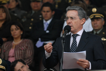 “Tenemos que empezar a pensar en unas víctimas muy importantes”, expresó este jueves el Presidente Álvaro Uribe Vélez, durante la celebración de los 118 años de la Policía Nacional, al referirse al proceso de reparación. Precisó que esas víctimas son los efectivos sacrificados o heridos en cumplimiento de su deber.