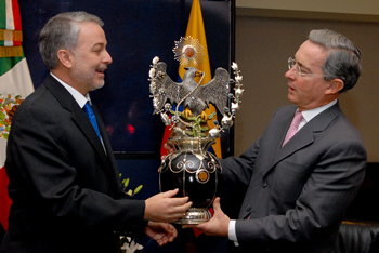 El Gobernador del estado mexicano de Jalisco, Emilio González, entrega un obsequio típico de la región al Presidente de Colombia, Álvaro Uribe Vélez, quien llegó este viernes a Guadalajara.