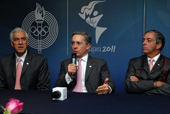 El Presidente Álvaro Uribe Vélez, en Guadalajara (México), durante la rueda de prensa ofrecida en el marco de la Asamblea de la Organización Deportiva Panamericana (Odepa), que se reunió para decidir la sede de los XVII Juegos Panamericanos de 2015. El Mandatario destacó las ventajas de Bogotá para acoger las justas. Le acompañan el Alcalde Samuel Moreno y el dirigente deportivo Andrés Botero. 