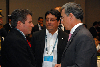 El Presidente Álvaro Uribe Vélez y el Vicepresidente Francisco Santos Calderón dialogan con el Ministro de Deportes de Canadá, Gary Lunn, durante la Asamblea de la Organización Deportiva Panamericana (Odepa) que sesionó en Guadalajara (México) para definir la sede de los Juegos Panamericanos de 2015.