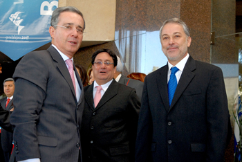 El Presidente de la República, Álvaro Uribe Vélez, llegó este viernes a Guadalajara, México, para presentar la candidatura de Bogotá para los XVII Juegos Panamericanos de 2015. Al llegar al Hotel Hilton, lo recibieron el Vicepresidente Francisco Santos Calderón y el Gobernador del estado de Jalisco, Emilio González.    