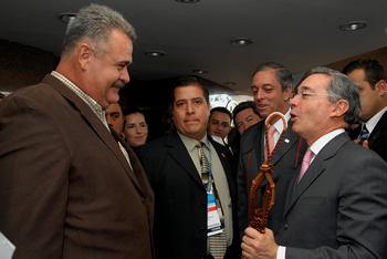 Andrés Zermeño, del Fideicomiso para la Administración de Desarrollo Forestal del estado de Jalisco (México), entrega un obsequio de hípica al Presidente Álvaro Uribe en Guadalajara, a donde el Mandatario llegó este viernes para respaldar la sede de los Juegos Panamericanos de 2015 para Bogotá. 