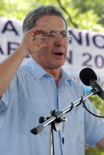 El Presidente Álvaro Uribe celebró el último reporte de Estados Unidos sobre reducción de cultivos de coca y producción de cocaína en Colombia. Lo hizo durante el Consejo Comunal realizado este sábado en Villagarzón (Putumayo).