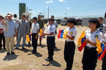 Recibimiento al Presidente Álvaro Uribe en el aeropuerto de Villagarzón, Putumayo, por parte de niños y niñas de la Policía Nacional. El Mandatario hizo presencia este sábado en la región para liderar el Consejo Comunal de Gobierno. 