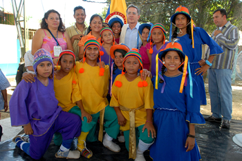 Posan para la foto el Presidente Álvaro Uribe y doce niños y niñas de la corporación cultural ‘Suma Luarte’, expresión que en lengua indígena significa “bonito lugar”. Ocurrió antes del Consejo Comunal celebrado este sábado en Villagarzón, Putumayo.