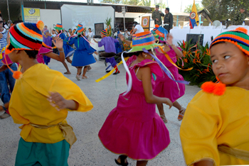 Con bailes típicos del Putumayo, niños y niñas de la corporación cultural ‘Suma Luarte’ recibieron al Presidente Álvaro Uribe, quien hizo presencia este sábado en la región para liderar el Consejo Comunal de Gobierno. 