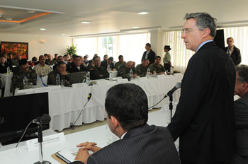 El Presidente Álvaro Uribe Vélez escucha a las autoridades del Cauca, durante el Consejo de Seguridad que se cumplió este lunes en las instalaciones del Comando de la Policía de este departamento.