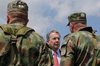 El Presidente Álvaro Uribe Vélez saluda  al Comandante de la Tercera Brigada del Ejército Nacional, general Germán Giraldo Restrepo, y al Comandante de la Vigésimo Novena Brigada, coronel Luis Danilo Murcia, a su llegada al Aeropuerto ‘Guillermo León Valencia’ de Popayán, ciudad en donde el Jefe de Estado lideró este lunes un Consejo de Seguridad.