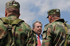 El Presidente Álvaro Uribe Vélez saluda  al Comandante de la Tercera Brigada del Ejército Nacional, general Germán Giraldo Restrepo, y al Comandante de la Vigésimo Novena Brigada, coronel Luis Danilo Murcia, a su llegada al Aeropuerto ‘Guillermo León Valencia’ de Popayán, ciudad en donde el Jefe de Estado lideró este lunes un Consejo de Seguridad.