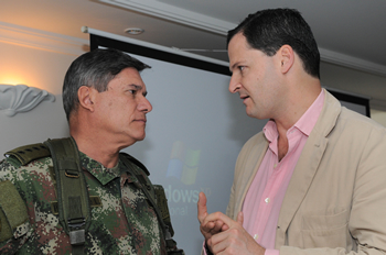 El Comandante de las Fuerzas Militares, general Freddy Padilla de León, y el Viceministro de Defensa para las Políticas y Asuntos Internacionales, Sergio Jaramillo Caro, asistieron este lunes a un Consejo de Seguridad liderado en Popayán por el Presidente Álvaro Uribe Vélez. Durante la jornada se evaluó la aplicación de la política de Seguridad Democrática en la región.